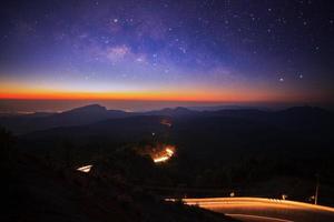 galaxie de la voie lactée avec des étoiles et de la poussière spatiale dans l'univers à doi inthanon chiang mai, thaïlande photo