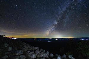 galaxie de la voie lactée avec le sol en pierre du bouton est le nom du point de vue de lan hin pum au parc national de phu hin rong kla à phitsanulok, thaïlande photo