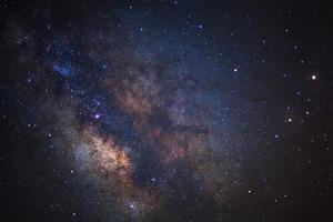 le centre de la galaxie de la voie lactée et de la poussière spatiale dans l'univers, ciel étoilé nocturne avec des étoiles photo
