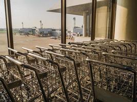 Chariot à bagages à côté de la fenêtre de l'aéroport international Don Muang Bangkok Thaïlande photo