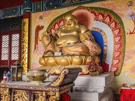 zhangjiajie.china - 15 octobre 2018.golden statue de bouddha souriant dans le temple de la montagne tianmen sur la montagne tianmen à la ville de zhangjiajie china.landmark du hunan zhangjiajie photo