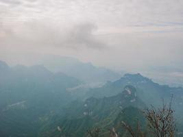 belle vue sur la montagne tianmen avec un ciel dégagé dans la ville de zhangjiajie en chine.montagne tianmen la destination de voyage de la ville de hunan zhangjiajie en chine photo