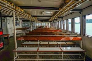 traversée de l'île en ferry depuis l'île de koh chang en basse saison voyage en vacances. vacances en thaïlande sur la plage de thaïlande photo