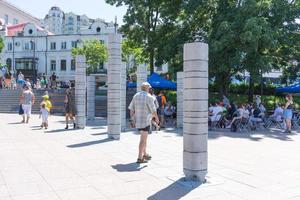 vladivostok, russie-28 juillet 2018 paysage urbain avec des gens dans la rue photo