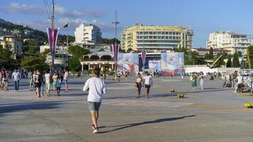 yalta, crimée - 12 juin 2021 paysage urbain avec des gens dans la rue photo