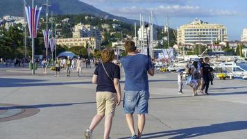 yalta, crimée-8 juin 2021- paysage urbain avec des gens dans la rue photo