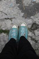 photo de chaussures bleu clair portées avec un pantalon noir.