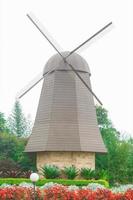 moulin à vent dans le parc de jardin de fleurs photo premium