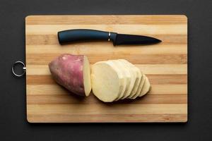 couper la patate douce par le haut photo