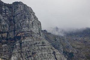 paysage de montagne par temps nuageux photo