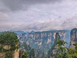 belle montagne de yuanjiajie ou montagne avartar au parc forestier national de zhangjiajie dans le district de wulingyuan ville de zhangjiajie en chine photo