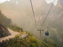 belle vue du téléphérique à la montagne tianmen.le téléphérique de la montagne tianmen le plus long téléphérique du monde.la ville de zhangjiajie en chine photo