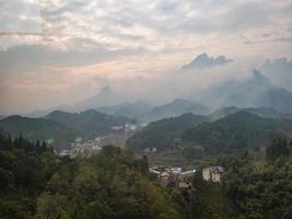 belle vue sur la montagne zhangjiajie du téléphérique à la montagne tianmen le matin.tianmen téléphérique le plus long téléphérique du monde.ville de zhangjiajie en chine photo