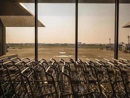 Chariot à bagages à côté de la fenêtre de l'aéroport international Don Muang Bangkok Thaïlande photo