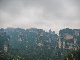 belle montagne de yuanjiajie ou montagne avartar au parc forestier national de zhangjiajie dans le district de wulingyuan ville de zhangjiajie en chine photo