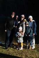 famille nombreuse avec quatre enfants à la fourrière au parc du début du printemps. photo