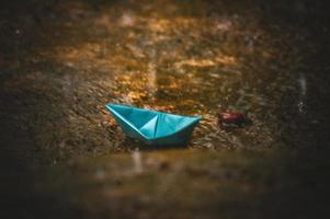 bateau en papier origami sous la pluie photo