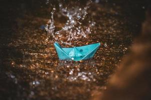 bateau en papier origami sous la pluie photo