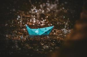 bateau en papier origami sous la pluie photo