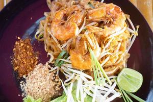 pad thai nouilles nourriture traditionnelle de la thaïlande en gros plan. photo