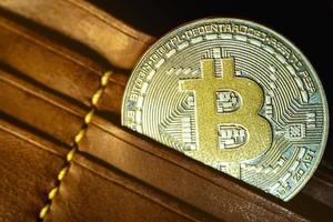 gros plan sur le paiement de l'argent du portefeuille de crypto-monnaie bitcoin. photo