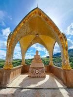 kao kho, phetchabun, thaïlande, 2022 - statue de bouddha en pierre sculptée dans le temple photo