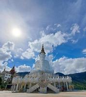 kao kho, phetchabun, thaïlande, 2022 - devant des statues de bouddha devant le ciel photo