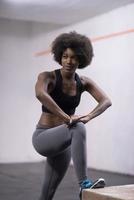 une femme noire se prépare à des sauts de boîte au gymnase photo
