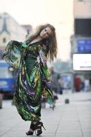 femme élégante dans la rue de la ville la nuit photo