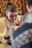 jeune homme donne un cadeau à une fille photo