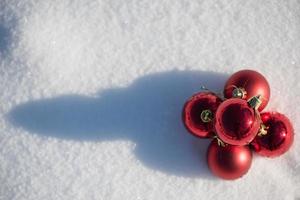 boule de noel dans la neige photo