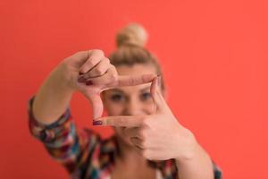 jeune femme sur fond de couleur photo