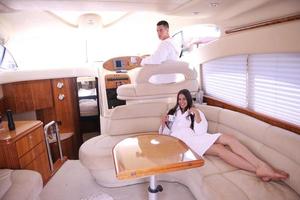 jeune couple sur yacht photo