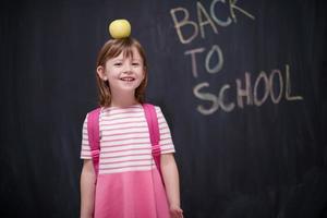 enfant tenant une pomme sur la tête photo