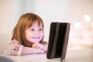 enfant qui joue avec une tablette numérique photo