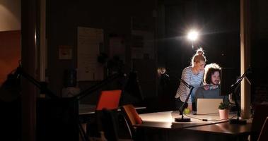 jeunes créateurs au bureau de nuit photo