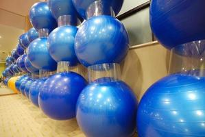 boules de pilates dans un club de remise en forme photo