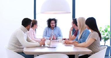 équipe commerciale de démarrage lors d'une réunion dans un immeuble de bureaux moderne photo