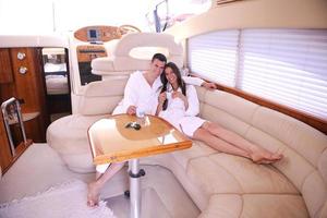 jeune couple sur yacht photo