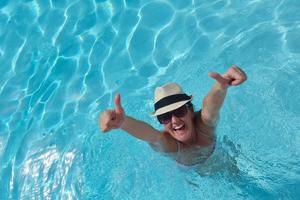 femme heureuse dans la piscine photo
