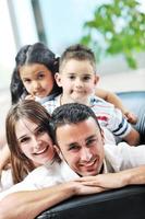 jeune famille à la maison photo