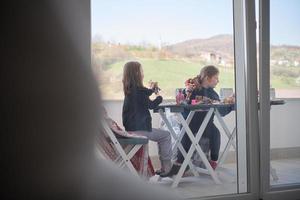 petites filles jouant avec des poupées photo