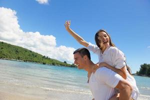 un couple heureux s'amuse sur la plage photo