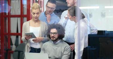 équipe commerciale de démarrage lors d'une réunion dans un immeuble de bureaux moderne photo