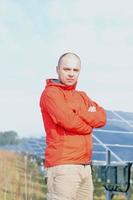 ingénieur de panneaux solaires masculins sur le lieu de travail photo