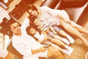 famille regardant la télévision à écran plat à la maison moderne à l'intérieur photo