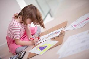 enfant jouant à la maison photo