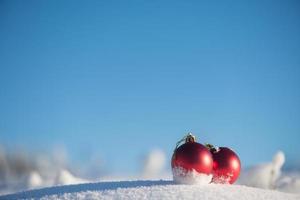 boule de noel dans la neige photo