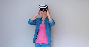 fille utilisant des lunettes de casque vr de réalité virtuelle photo