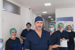 médecin orthopédiste travaillant avec son équipe multiethnique photo